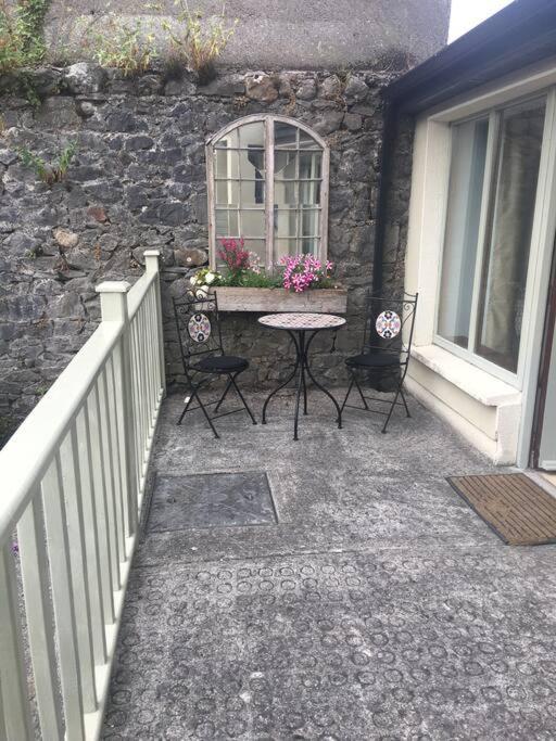 Elegant Townhouse Steps From Historic Castle *
