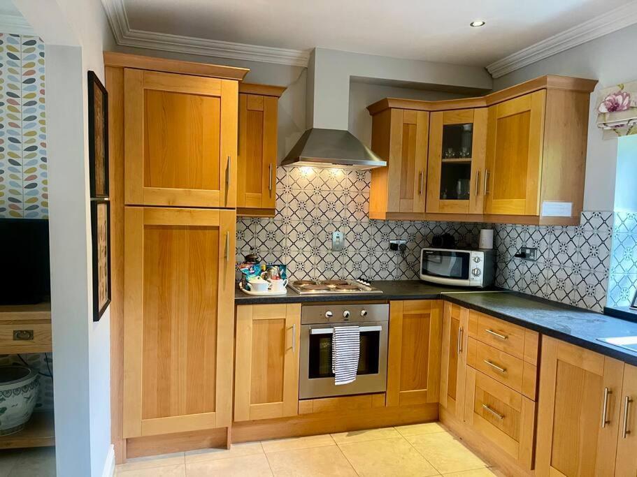 Elegant Townhouse Steps From Historic Castle Casa vacanze Birr